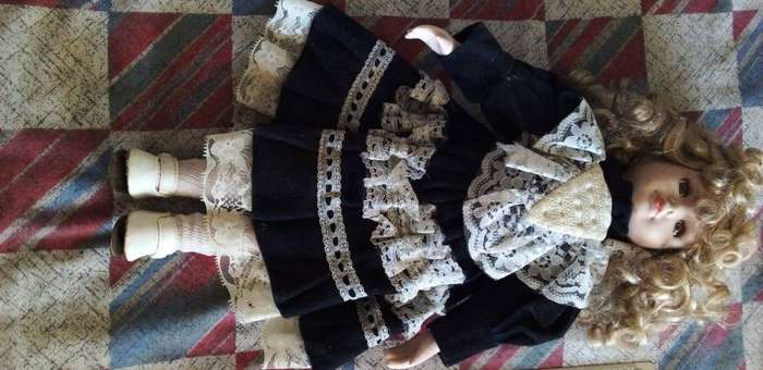 A OLD PORCELAIN WOMAN DOLL AS PER IMAGE.GOOD CONDITION