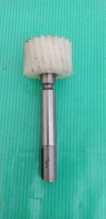 MAZDA 626 SPEEDO DRIVE GEAR.ORIGINAL