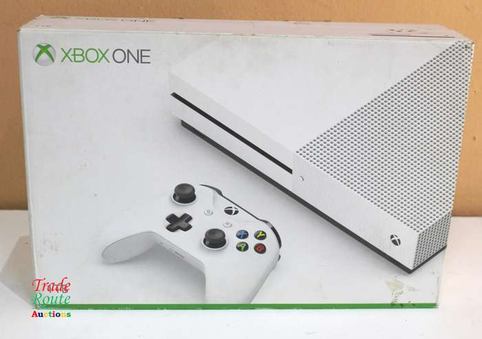 Microsoft Xbox One S 1TB Console (WHITE) Model 1681 + 1 Controller (WHITE)