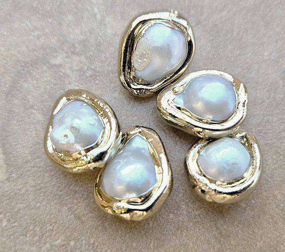 5Pcs  Natural Baroque Pearl Keshi Pearl  / Gold Tone Edge / Beads