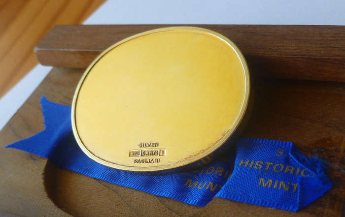 Verenigde SUID AFRIKA Commemorative Silver Medallion in Wooden Case. 39.3g, of .925 Sterling Silver.