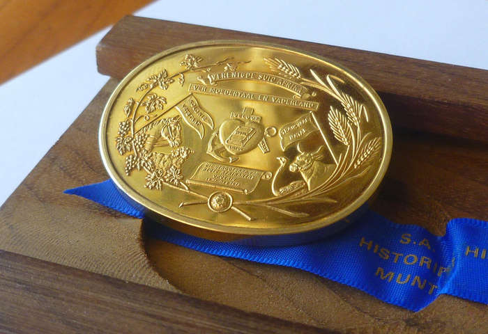 Verenigde SUID AFRIKA Commemorative Silver Medallion in Wooden Case. 39.3g, of .925 Sterling Silver.