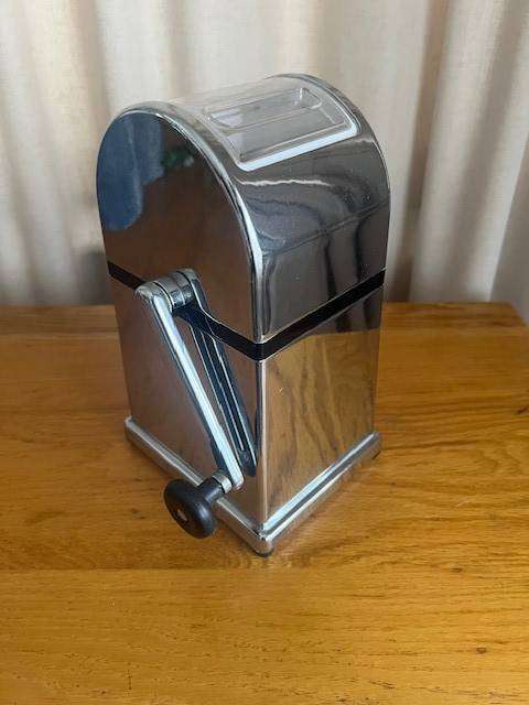 Manual ice crusher