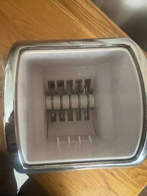 Manual ice crusher