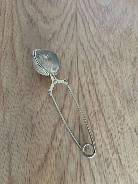 Vintage stainless steel tea strainer/infuser