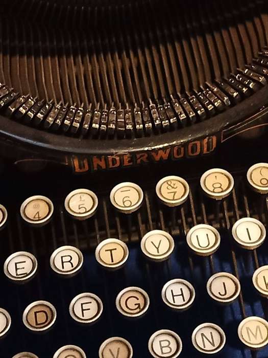 This antique Underwood No. 5 Standard Typewriter from the 1920s