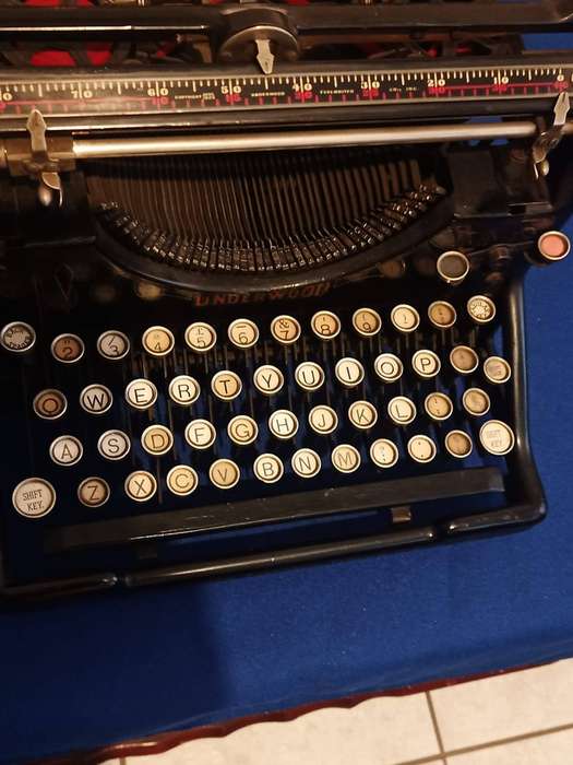 This antique Underwood No. 5 Standard Typewriter from the 1920s