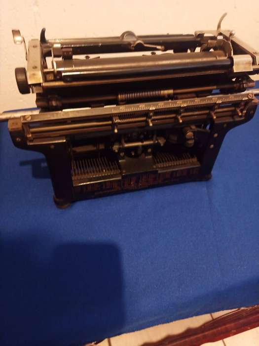 This antique Underwood No. 5 Standard Typewriter from the 1920s