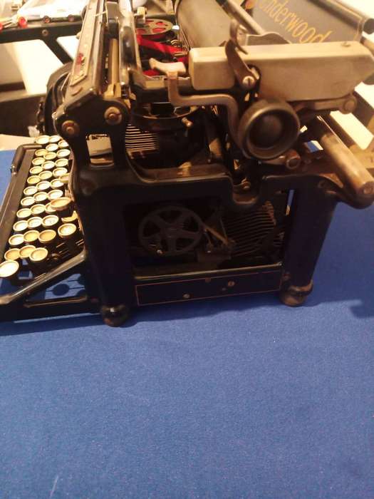 This antique Underwood No. 5 Standard Typewriter from the 1920s