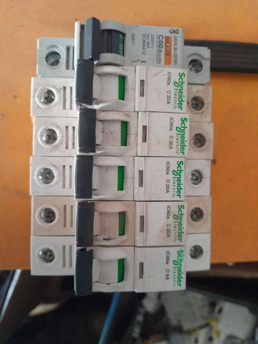 Set of 6 Breaker Dinrail