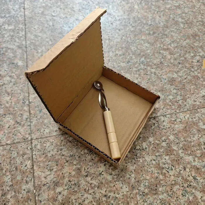 1 pcs Metal Roller Paper Punch Tool with Wooden Handle