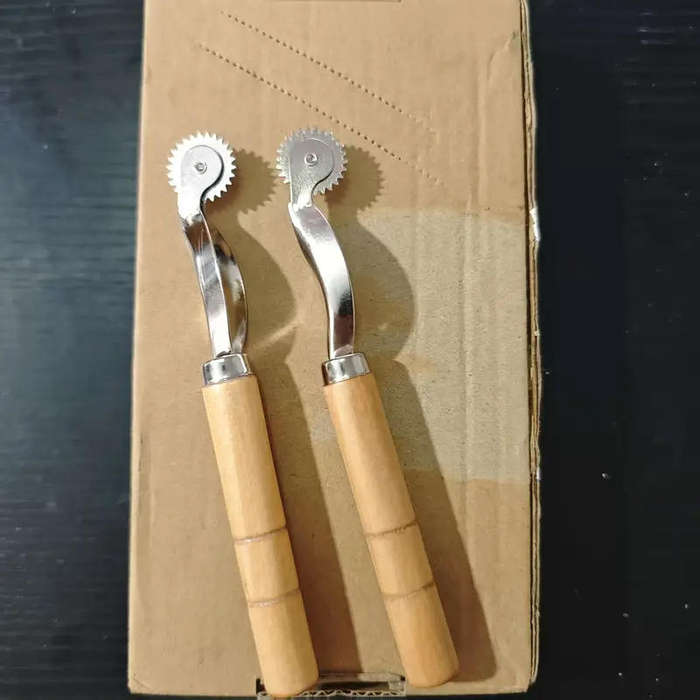 1 pcs Metal Roller Paper Punch Tool with Wooden Handle