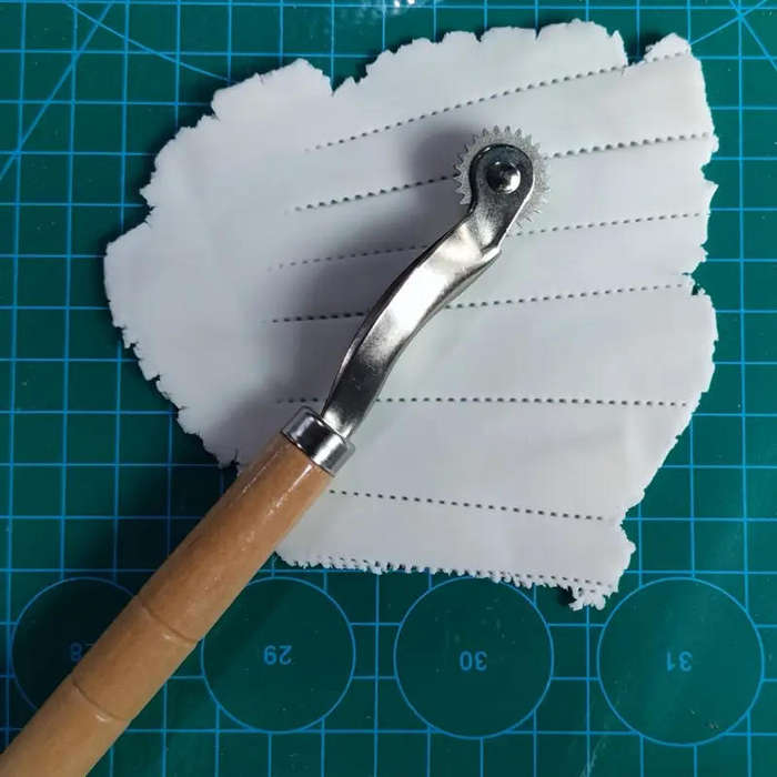 1 pcs Metal Roller Paper Punch Tool with Wooden Handle