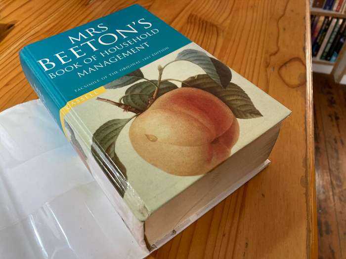 Mrs.Beeton's Book of Household Management - Kathryn Hughes, Isabella Beeton  2001  Hardcover