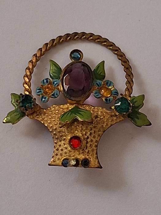 A Basket of flowers brooch