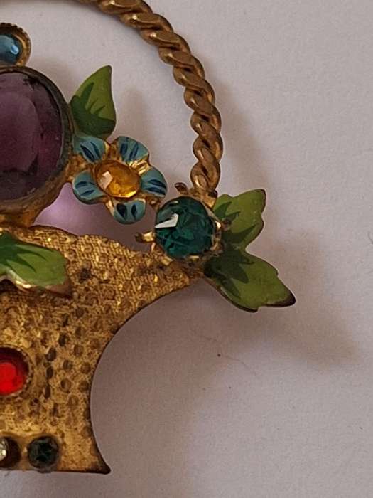 A Basket of flowers brooch
