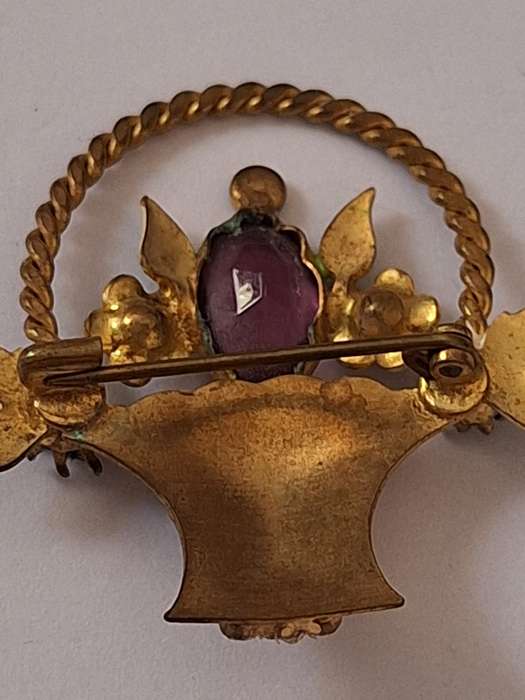 A Basket of flowers brooch