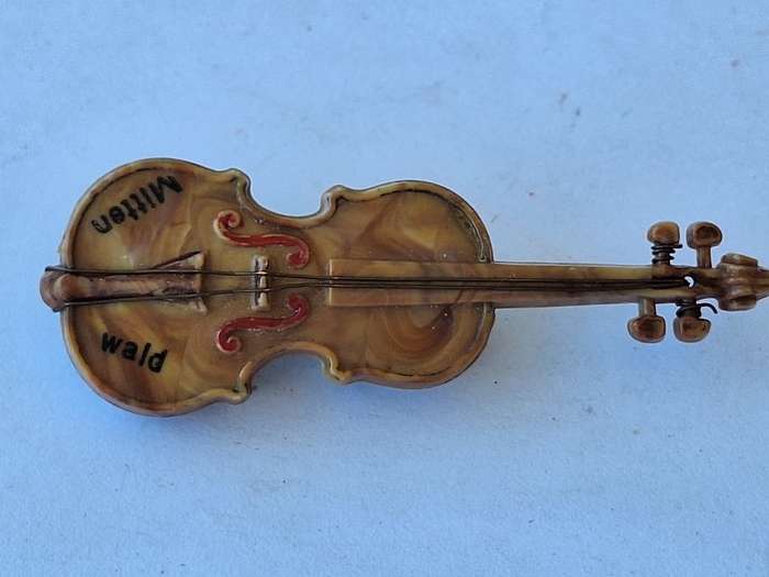 Violin brooch plastic