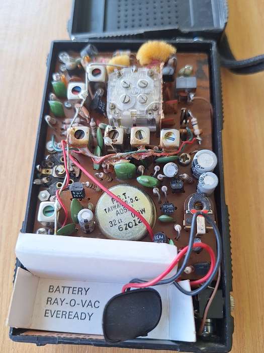 2 x Small radios untested