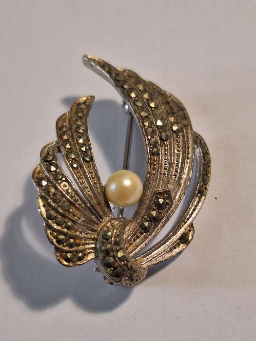 Vintage Marcasite and faux pearl brooch 4 x 3cm