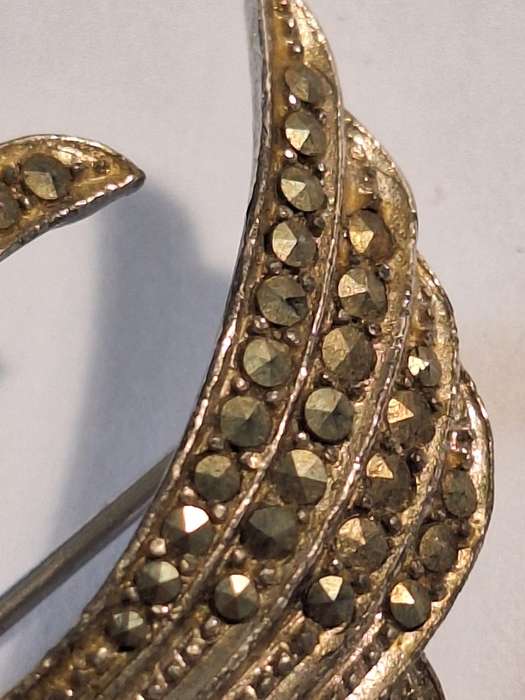Vintage Marcasite and faux pearl brooch 4 x 3cm