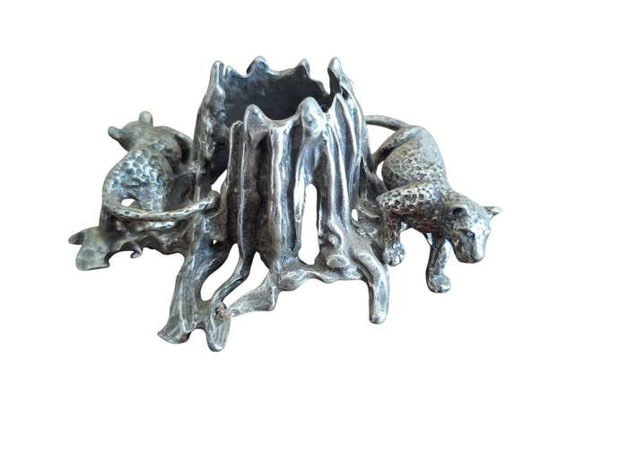 Stunning wildlife metal candle holder