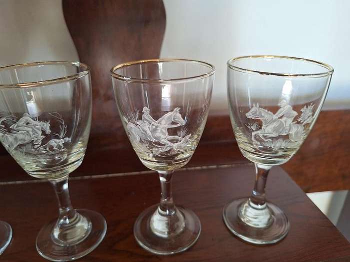 4 x Vintage 1970s Sherry/Port glasses with Equestrian Hunting scenes