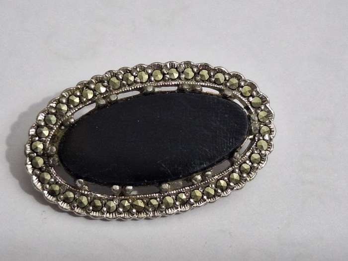 Pretty vintage brooch