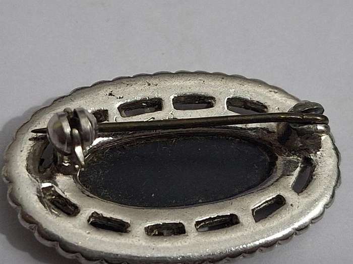 Pretty vintage brooch