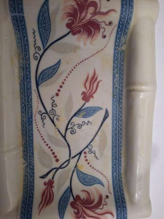 Vintage Elizabeth Arden soap dish
