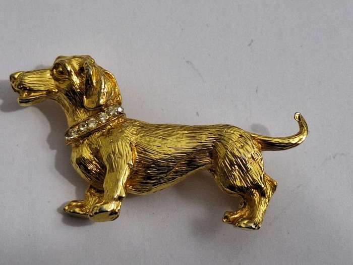 Vintage Dachshund gold tone brooch