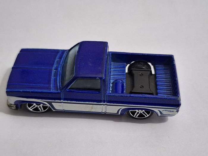 2007 Hot Wheels 83' Chevy Silverado Collectors edition