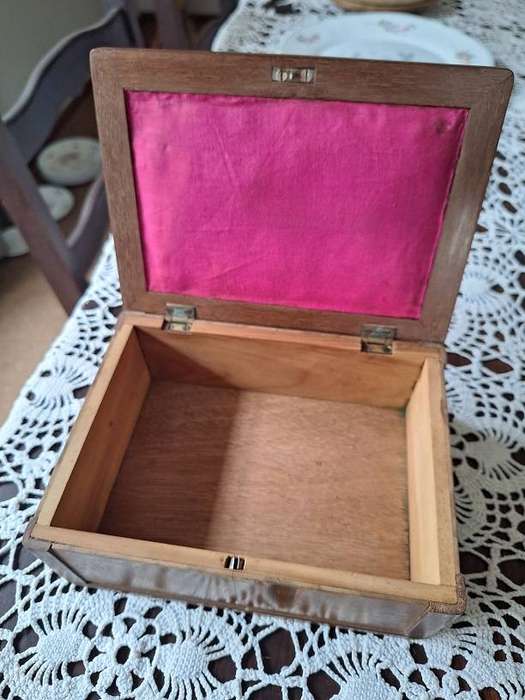 Vintage wooden jewelery box