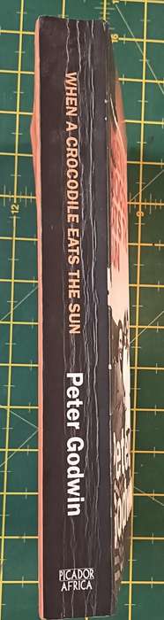 When a Crocodile Eats the Sun - Peter Godwin - Softcover - 342 pages