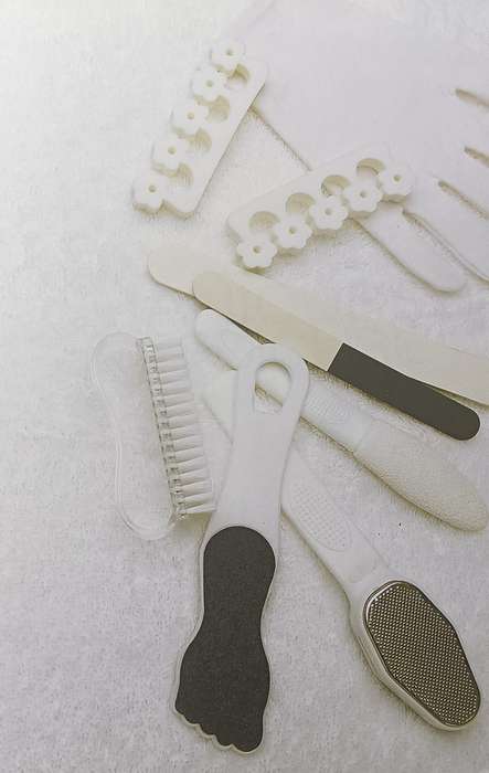 A complete Guide to Manicure and Pedicure - Leigh Toselli - Hardcover - 128 pages