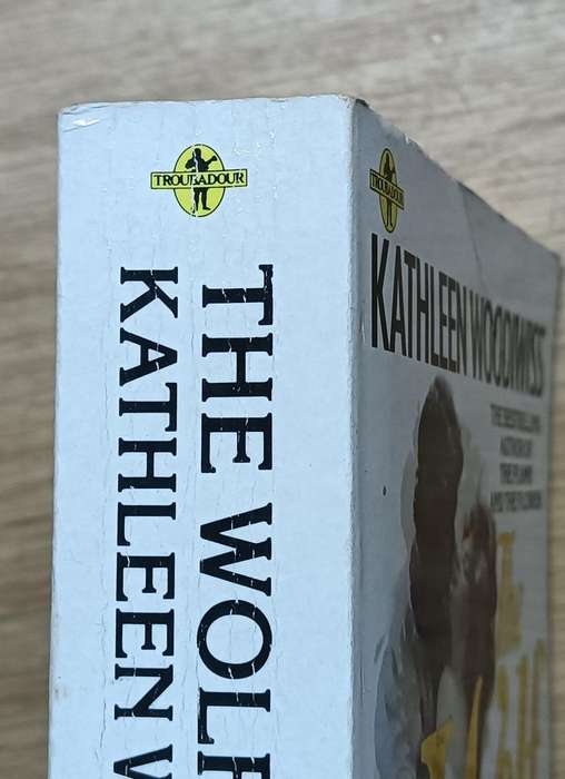 The Wolf and the Dove - Kathleen Woodiwiss - Softcover - 508 pages