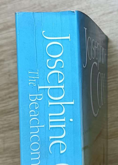 The Beachcomber - Josephine Cox - Softcover - 600 pages