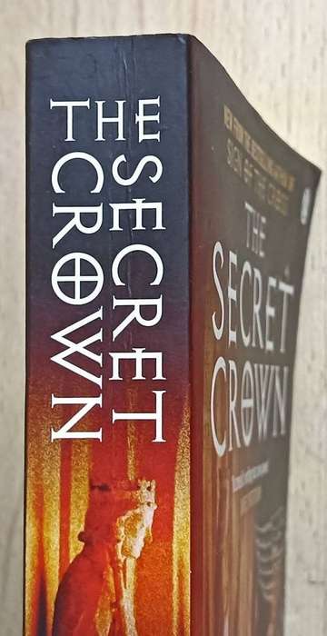 The Secret Crown - Chris Kuzneski - Softcover - 342 pages