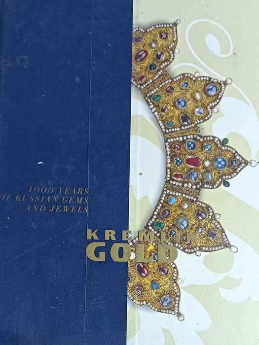 1000 Years of Russian Gems and Jewelry - Hardcover - 206 pages