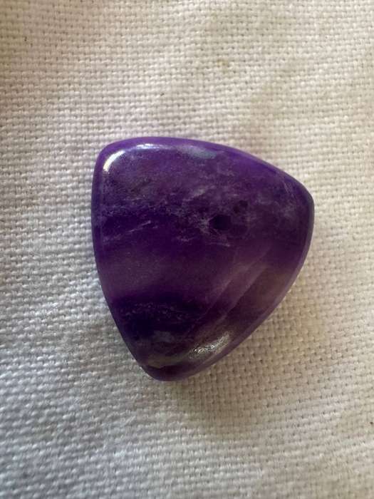 Sugilite cabochon 21 Carats