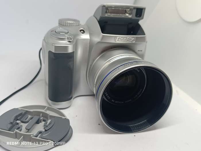 Fujifilm Finepix S304 - 3.2MP - 6x Zoom - Digital Camera