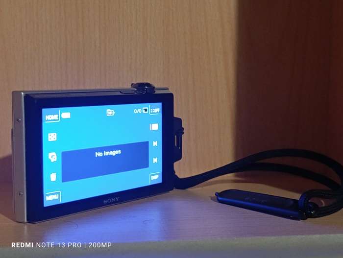 Sony Cyber-Shot DSC - T900 - 12.1MP - 4x Zoom - Digital Camera