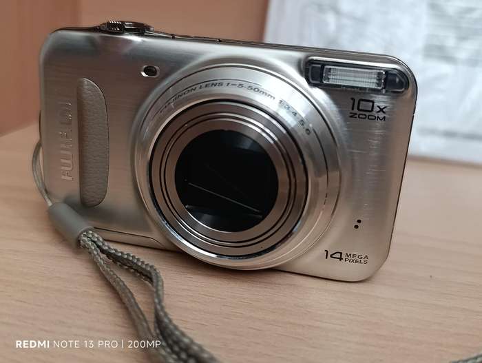 Fujifilm T300 - 14MP - 10x Zoom - Battery door a bit lose