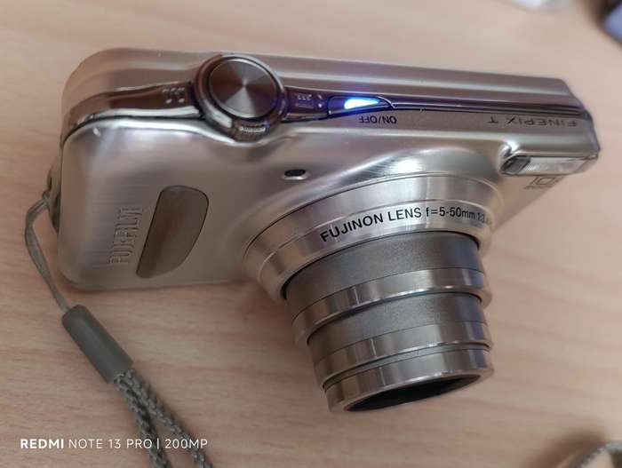 Fujifilm T300 - 14MP - 10x Zoom - Battery door a bit lose