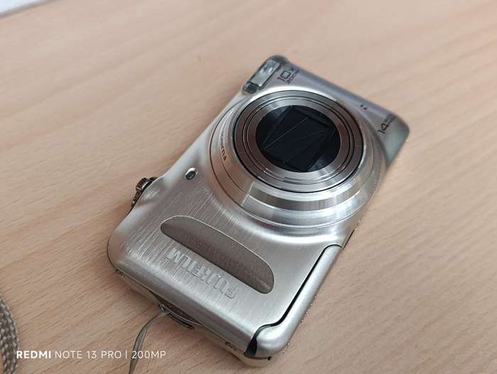 Fujifilm T300 - 14MP - 10x Zoom - Battery door a bit lose