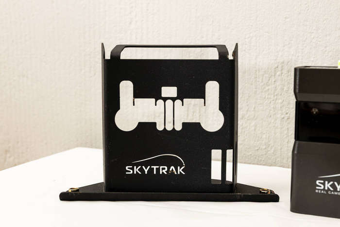 SkyTrak golf launch monitor & simulator