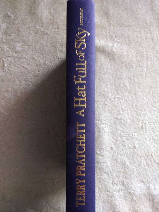 Terry Pratchett A Hat Full of Sky