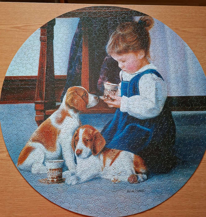 1000 Piece Round Puzzle Girl with Dogs