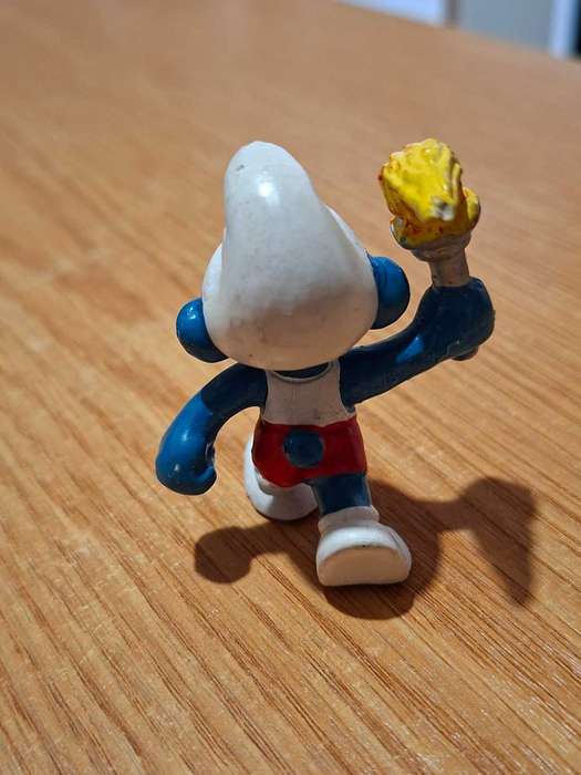 Smurf Olympic Tourchbearer