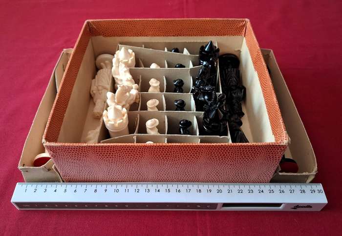 Vintage Homas Chess set Ivora (1970) original box (Faux snakeskin) and packaging